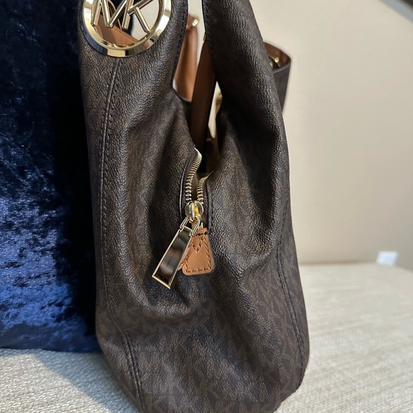 Michael Kors Monogram Shoulder Bag NWT - Picture 4 of 16